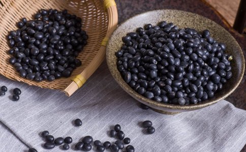黑豆的营养价值 女人吃黑豆的好处 黑豆的功效与作用