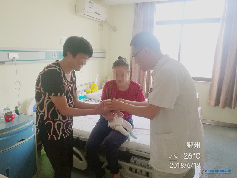 鄂州中医血管瘤专科医院胡昌伟为患者送来粽子和咸蛋